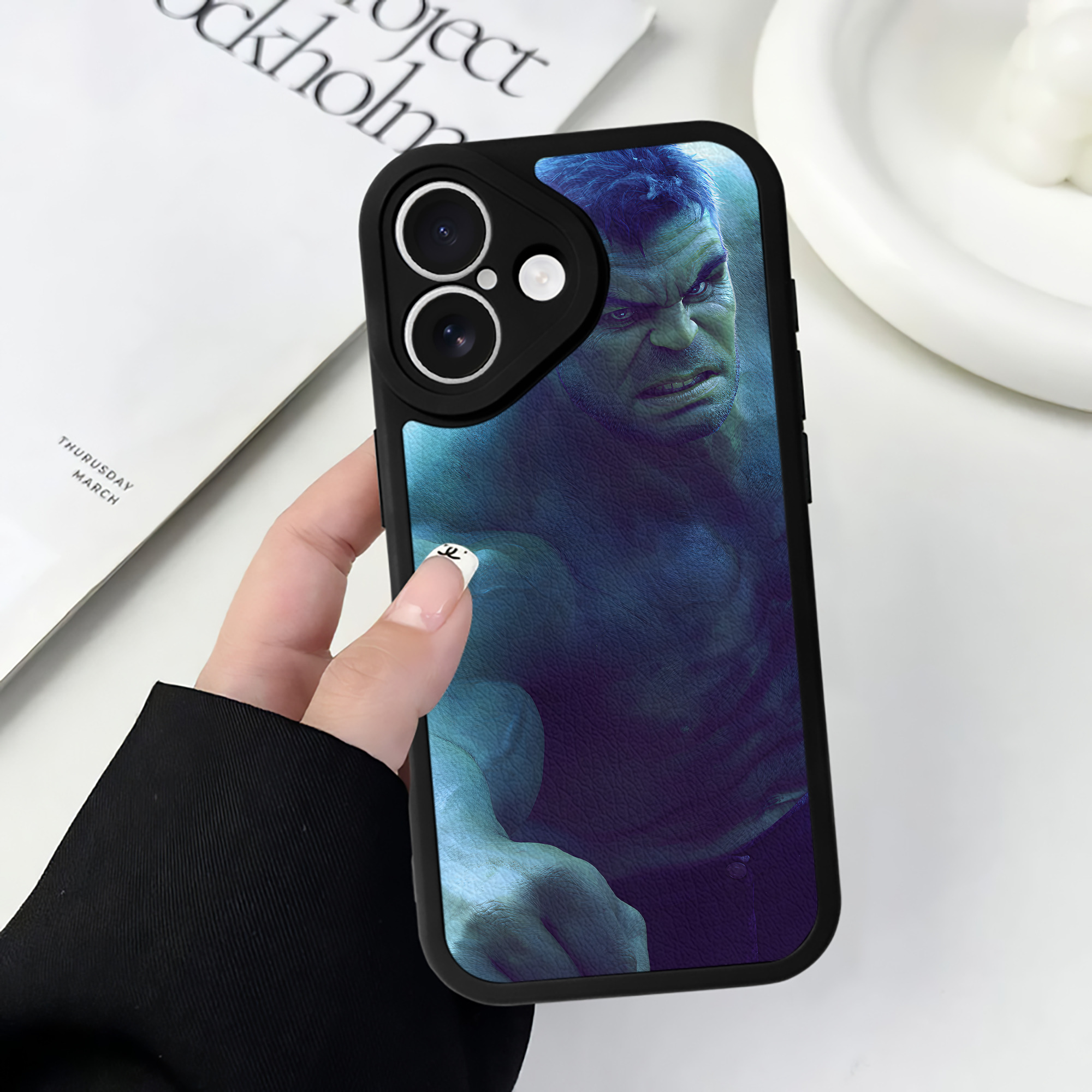 （画像用） アベンジャーズ The Avengers 【iPhone 16シリーズ対応】シリコンスマホケース（レザー調） 材質：シリコン